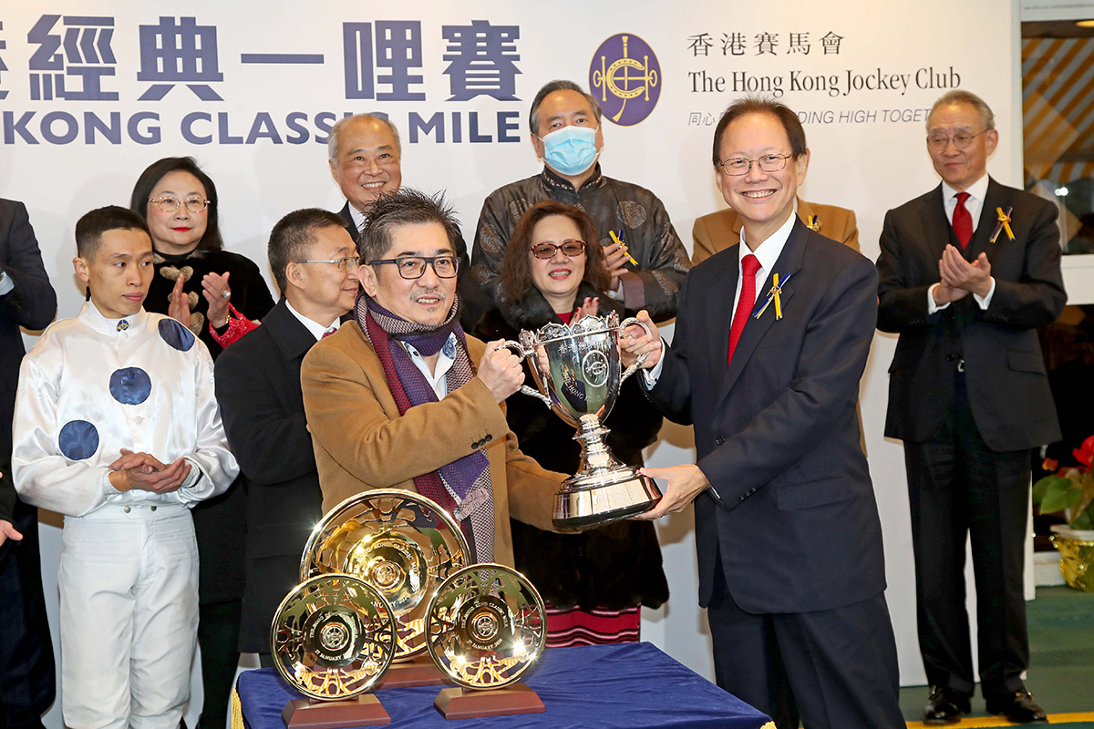 Club Steward Philip Chen presents the Hong Kong Classic Mile winning trophy and gold-plated dishes to Golden Sixty’s owner Mr. Stanley Chan Ka Leung, trainer Francis Lui and jockey Vincent Ho.