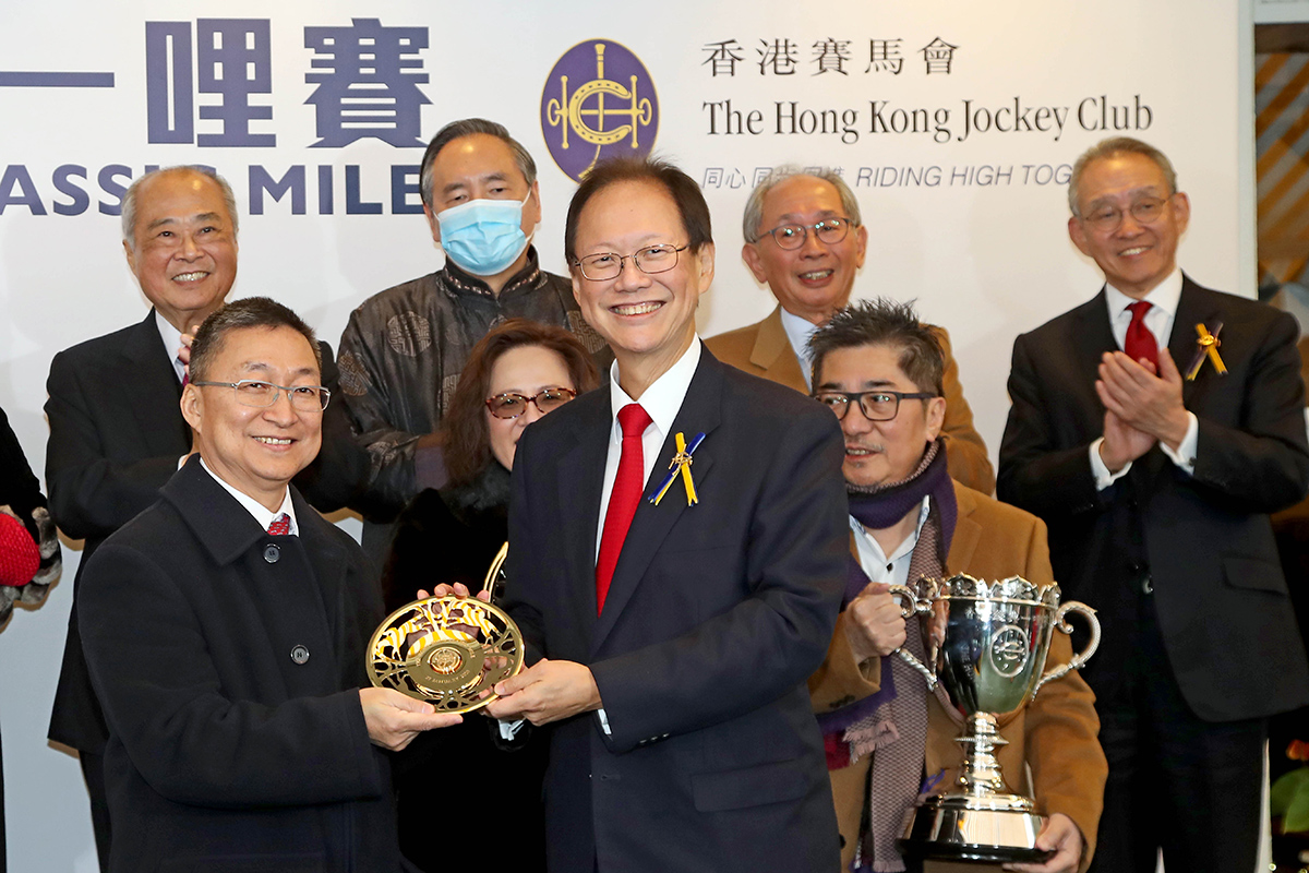 Club Steward Philip Chen presents the Hong Kong Classic Mile winning trophy and gold-plated dishes to Golden Sixty’s owner Mr. Stanley Chan Ka Leung, trainer Francis Lui and jockey Vincent Ho.