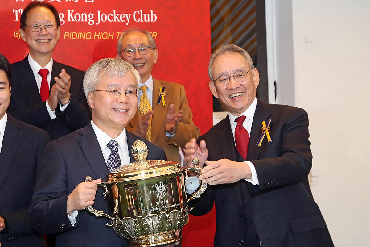 Club Chairman Dr Anthony Chow presents the Chinese New Year Cup trophy and Yuan Pao to Perfect Match’s horse owner Mr & Mrs Peter Kung, trainer Danny Shum and jockey Alexis Badel.