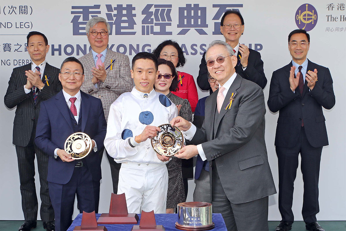 Club Chairman Dr Anthony Chow presents the Hong Kong Classic Cup trophy and gold-plated dishes to Golden Sixty’s owner Stanley Chan Ka Leung, trainer Francis Lui and jockey Vincent Ho.
