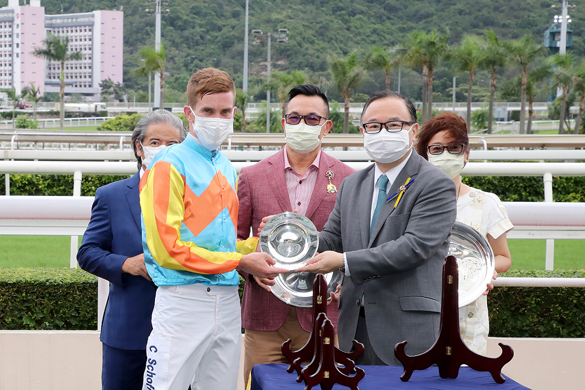 Club Steward The Hon Martin Liao presents the Lion Rock Trophy and silver dishes to Ka Ying Star’s owner Leung Shek Kong, winning trainer Tony Cruz and jockey Chad Schofield.