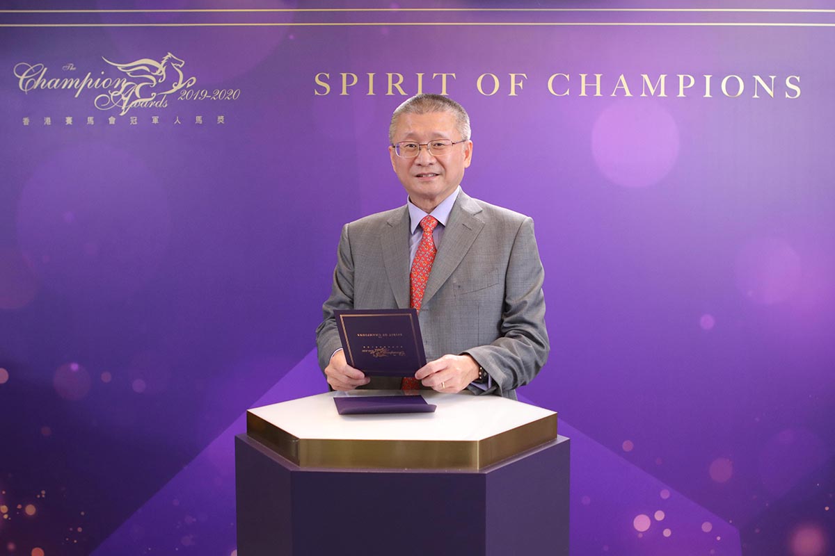 Mr. Chew Fook Aun, President of the Hong Kong Racehorse Owners Association, announces the winner of Most Improved Horse to Amazing Star, owned by Grinders’ Racing Club Syndicate.