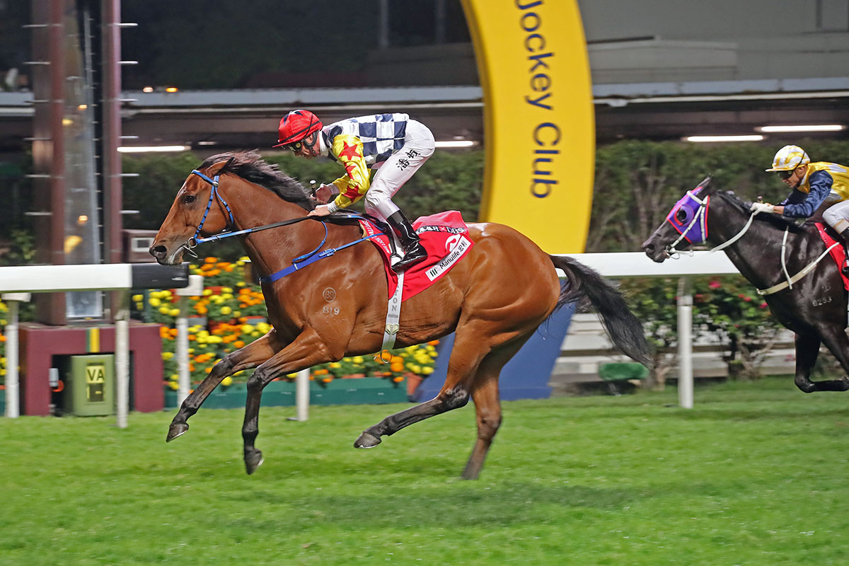 Mr. Chew Fook Aun, President of the Hong Kong Racehorse Owners Association, announces the winner of Most Improved Horse to Amazing Star, owned by Grinders’ Racing Club Syndicate.