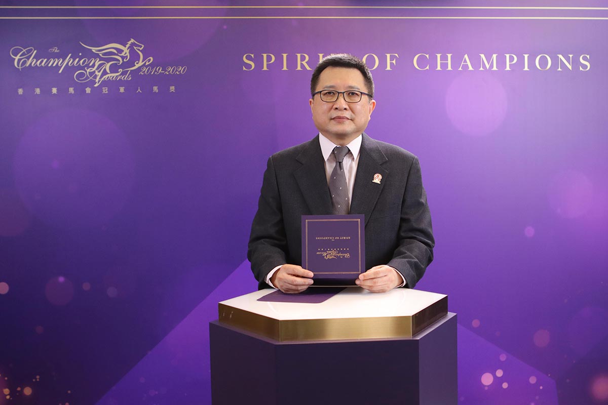 Mr. Carlos Wu, Chairman of the Association of Hong Kong Racing Journalists, announces the Champion Griffin award goes to Good Luck Friend, owned by Mr. Siu Chak Wai and Mr. Siu Wing Kin.