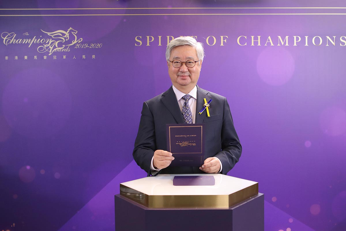 Dr. Silas S S Yang , Steward of The Hong Kong Jockey Club, announces the Champion Sprinter award winner is Beat The Clock, owned by Mr. Merrick Chung Wai Lik.