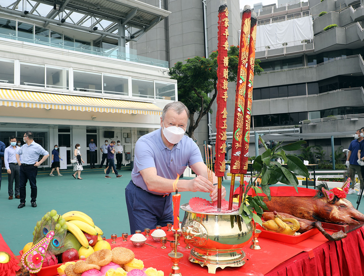 HKJC Chief Executive Officer Winfried Engelbrecht-Bresges and senior Club officials make their good wishes for the upcoming season at Sha Tin.