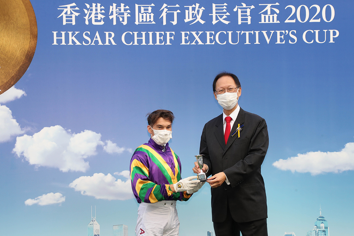 Philip Chen, Chairman of The Hong Kong Jockey Club, presents the HKSAR Chief Executive’s Cup and silver dishes to Perfect Match’s owner Peter Kung, trainer Danny Shum and jockey Alexis Badel.