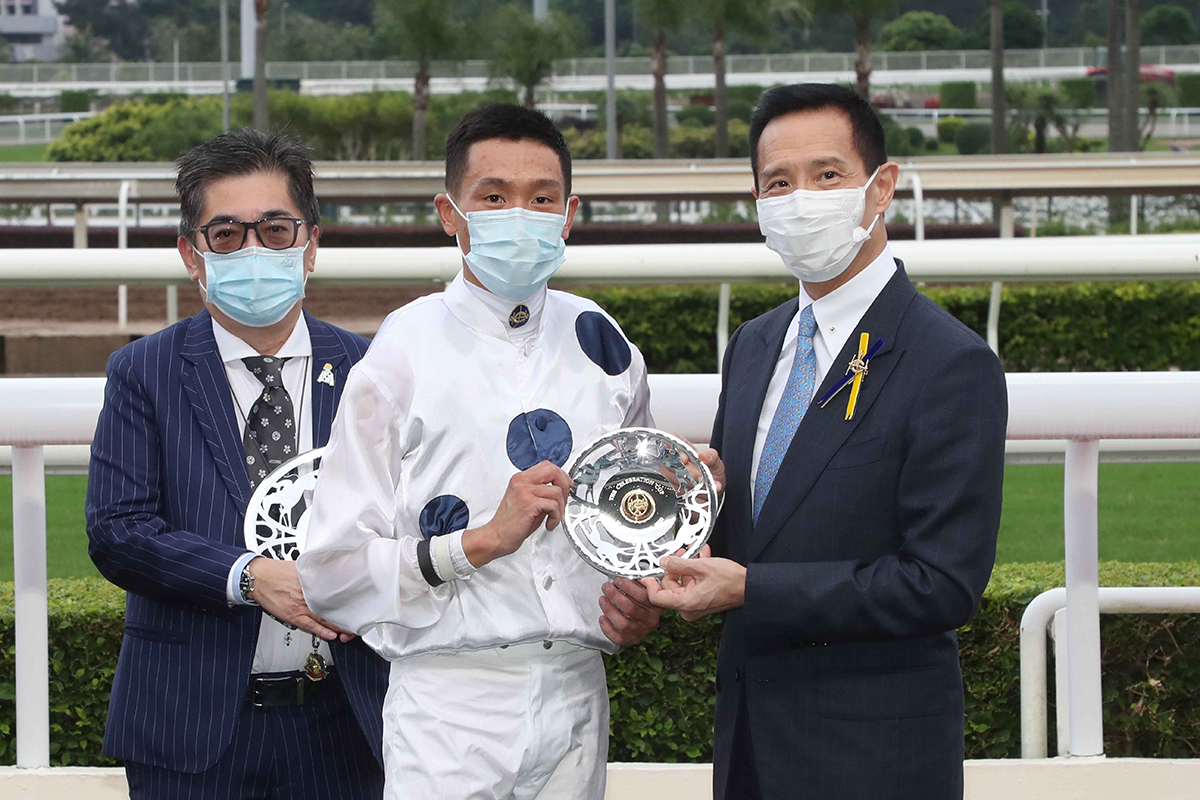 Mr. Richard Tang Yat Sun, Steward of the Club, presents the Celebration Cup and silver dishes to Golden Sixty’s owner Stanley Chan Ka Leung, trainer Francis Lui and jockey Vincent Ho.