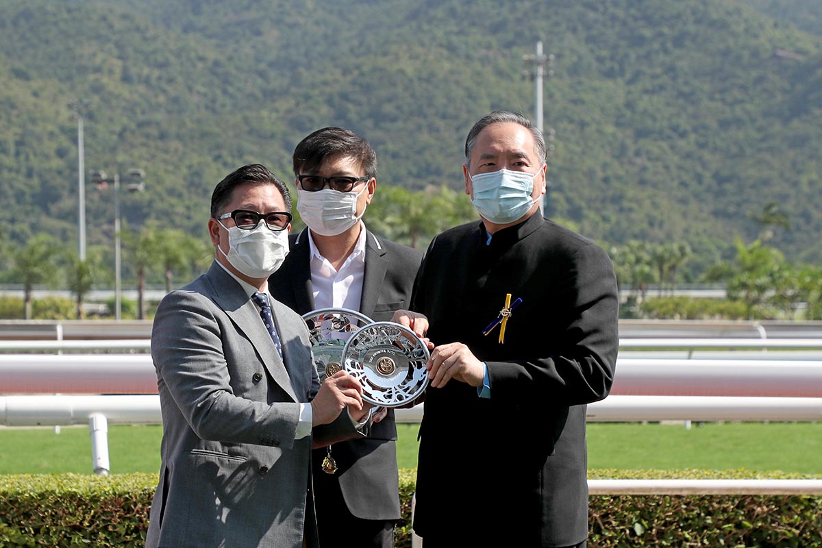 Stephen Ip, a Steward of the Club, presents the Premier Bowl trophy and silver dishes to Wishful Thinker’s owner representative, trainer Dennis Yip and jockey Derek Leung.