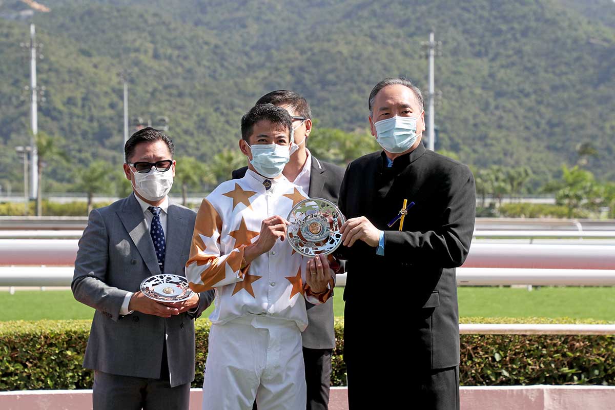 Stephen Ip, a Steward of the Club, presents the Premier Bowl trophy and silver dishes to Wishful Thinker’s owner representative, trainer Dennis Yip and jockey Derek Leung.
