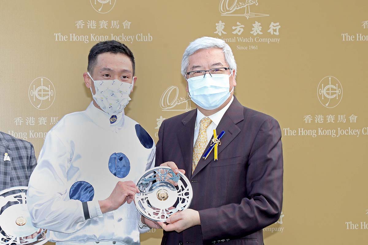 Dr Eric Li Ka Cheung, Steward of the Club, presents the Oriental Watch Sha Tin Trophy and silver dishes to Golden Sixty’s owner Stanley Chan Ka Leung, trainer Francis Lui and jockey Vincent Ho.