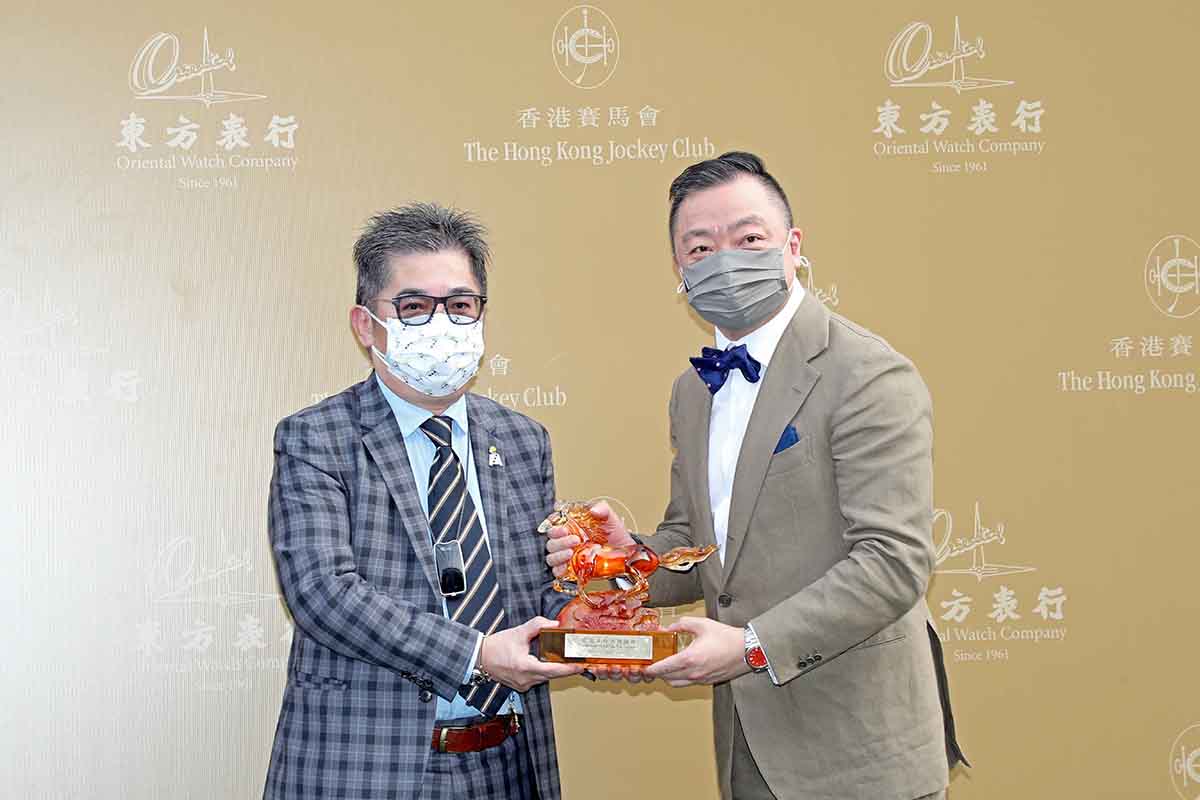 Dennis Yeung Him Kit, Managing Director of the Oriental Watch Company Limited presents a souvenir to Golden Sixty’s owner Stanley Chan Ka Leung, trainer Francis Lui and jockey Vincent Ho.