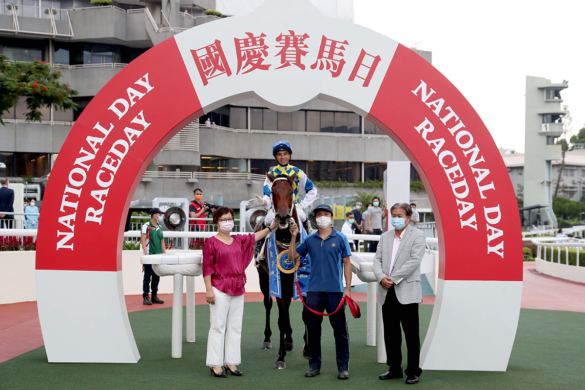 The Tony Cruz-trained Computer Patch, ridden by Joao Moreira, takes the G3 National Day Cup (1000m) at Sha Tin Racecourse today.