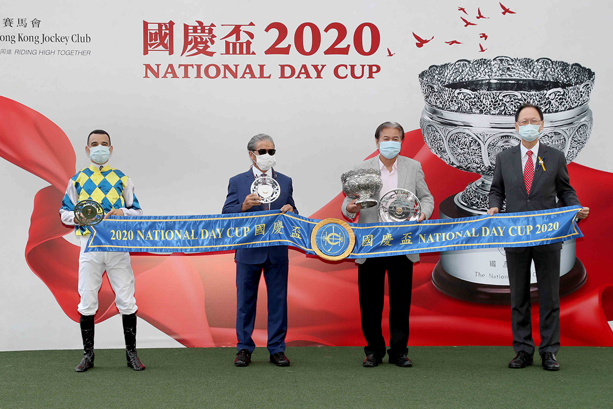 Philip Chen, Chairman of The Hong Kong Jockey Club, presents the National Day Cup and silver dishes to Computer Patch’s owner Yeung Kin Man, trainer Tony Cruz and jockey Joao Moreira.