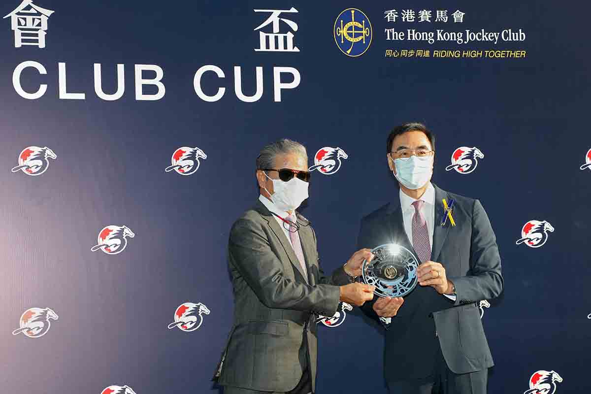 HKJC Deputy Chairman Michael Lee presents the Jockey Club Cup winning trophy and silver dishes to Furore’s Owner Lee Sheung Chau, as well as trainer Tony Cruz and jockey Joao Moreira.