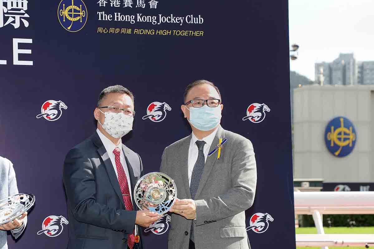 HKJC Steward the Hon Martin Liao presents the Jockey Club Mile winning trophy and silver dishes to Golden Sixty’s owner Stanley Chan, trainer Francis Lui and jockey Vincent Ho.
