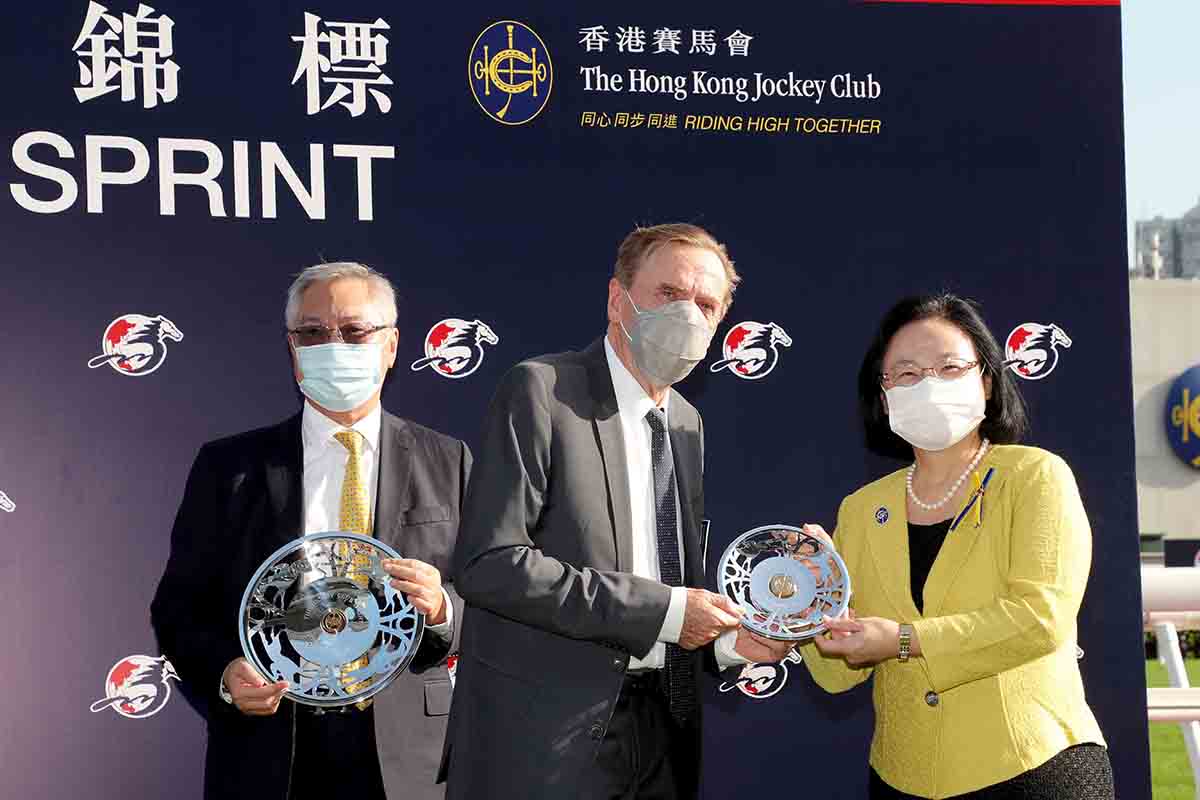 HKJC Steward Margaret Leung presents the Jockey Club Sprint trophy and silver dishes to Hot King Prawn’s owner Lau Sak Hong, trainer John Size and jockey Joao Moreira.