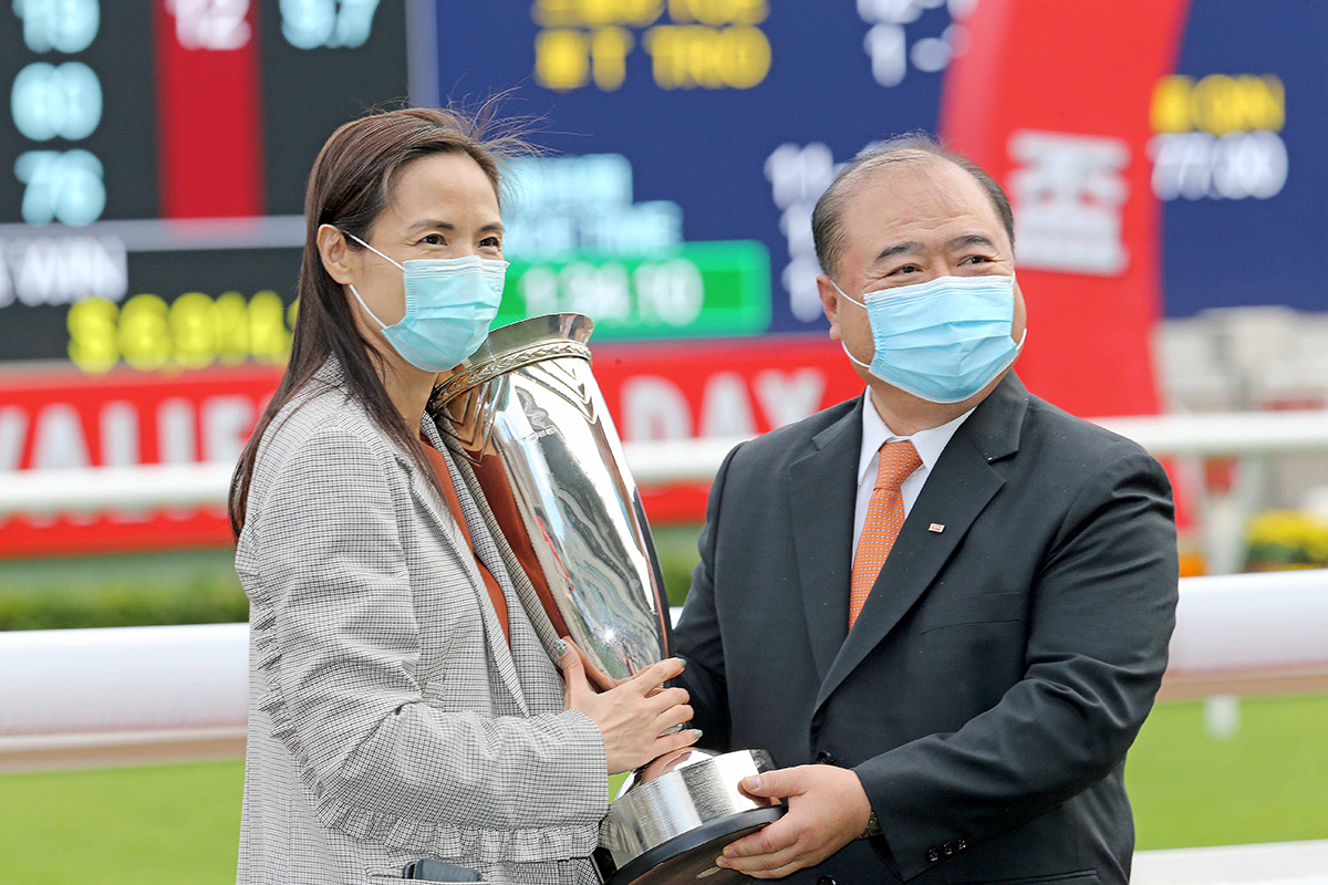 Mr Kuok Hoi Sang, Chairman and Managing Director of Chevalier International Holdings Limited, presents the Chevalier Cup trophy and replica trophies to Sky Darci’s owner Jessica Kwan Mun Hang, as well as trainer Caspar Fownes and jockey Joao Moreira.