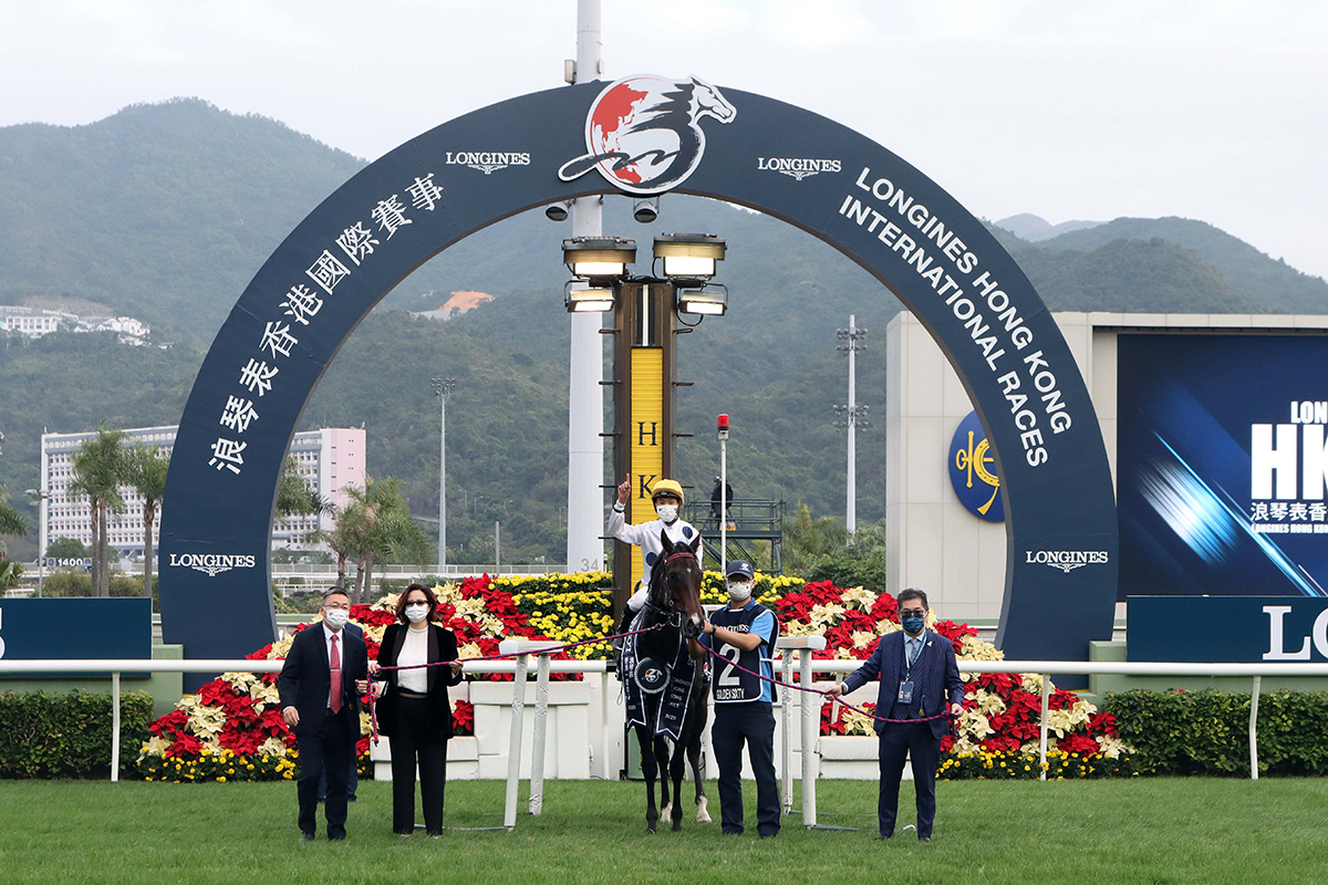 Francis Lui-trained Golden Sixty with Vincent Ho in the saddle claims the LONGINES Hong Kong Mile.