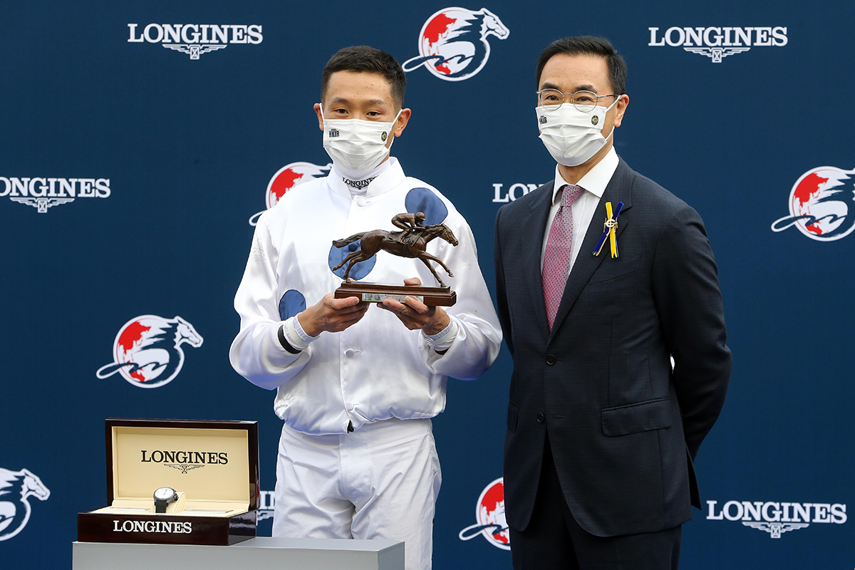 Mr Michael Lee, Deputy Chairman of HKJC presents the LONGINES Hong Kong Mile trophy, a bronze horse and jockey statuette to Golden Sixty’s owner Stanley Chan, trainer Francis Lui and jockey Vincent Ho.