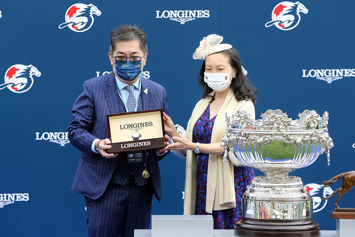 Ms Nancy Tse, Vice President of LONGINES Hong Kong, presents a LONGINES Conquest V.H.P. Collection watch each to winning owner of Golden Sixty, Mr Stanley Chan, trainer Francis Lui and jockey Vincent Ho.