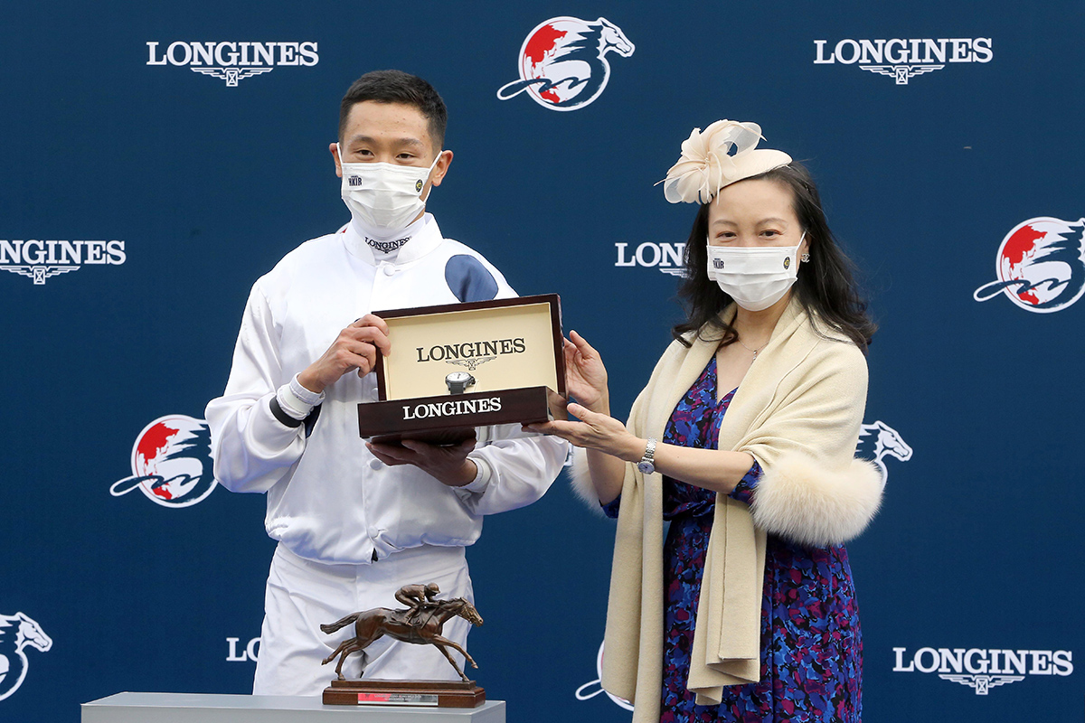 Ms Nancy Tse, Vice President of LONGINES Hong Kong, presents a LONGINES Conquest V.H.P. Collection watch each to winning owner of Golden Sixty, Mr Stanley Chan, trainer Francis Lui and jockey Vincent Ho.