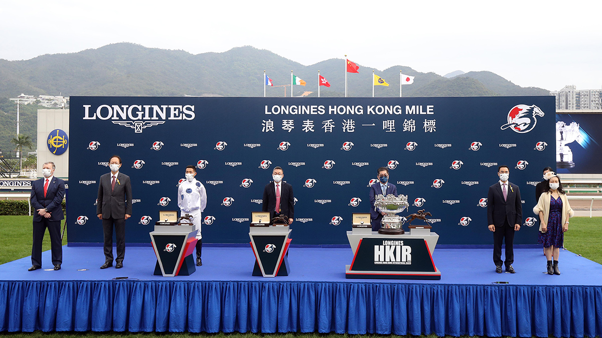 Group photo at the presentation ceremony of the LONGINES Hong Kong Mile. The HKJC Chairman Mr Philip N L Chen (second from left), Deputy Chairman Mr Michael T H Lee (second from right), HKJC CEO Winfried Engelbrecht-Bresges (first from left) and Ms Nancy Tse, Vice President of LONGINES Hong Kong (first from right) in attendance.