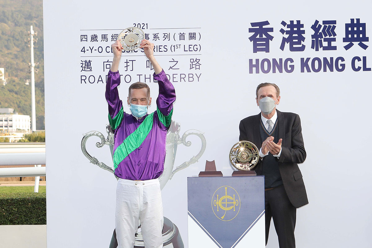 Trainer John Size (right) and jockey Blake Shinn (left) each receive their gold-plated dishes.