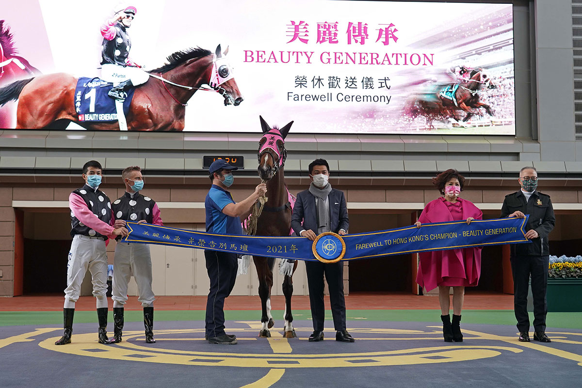 Club Chairman Philip Chen, CEO Winfried Engelbrecht-Bresges, the Kwok family, jockeys Zac Purton and Derek Leung, and stables assistant Lau Wai-kit pose for a photo with Beauty Generation.