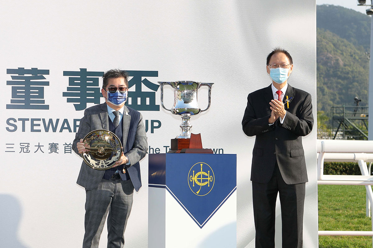The HKJC Chairman Mr Philip Chen (right) presents the winning trophy and gold-plated dish to Owner Stanley Chan Ka Leung.