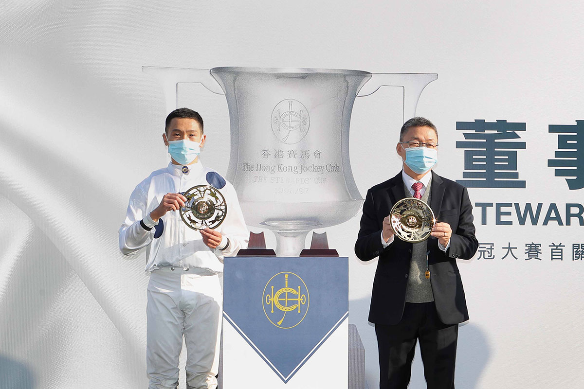 Trainer Francis Lui (right) and jockey Vincent Ho (left) each receive their gold-plated dishes.