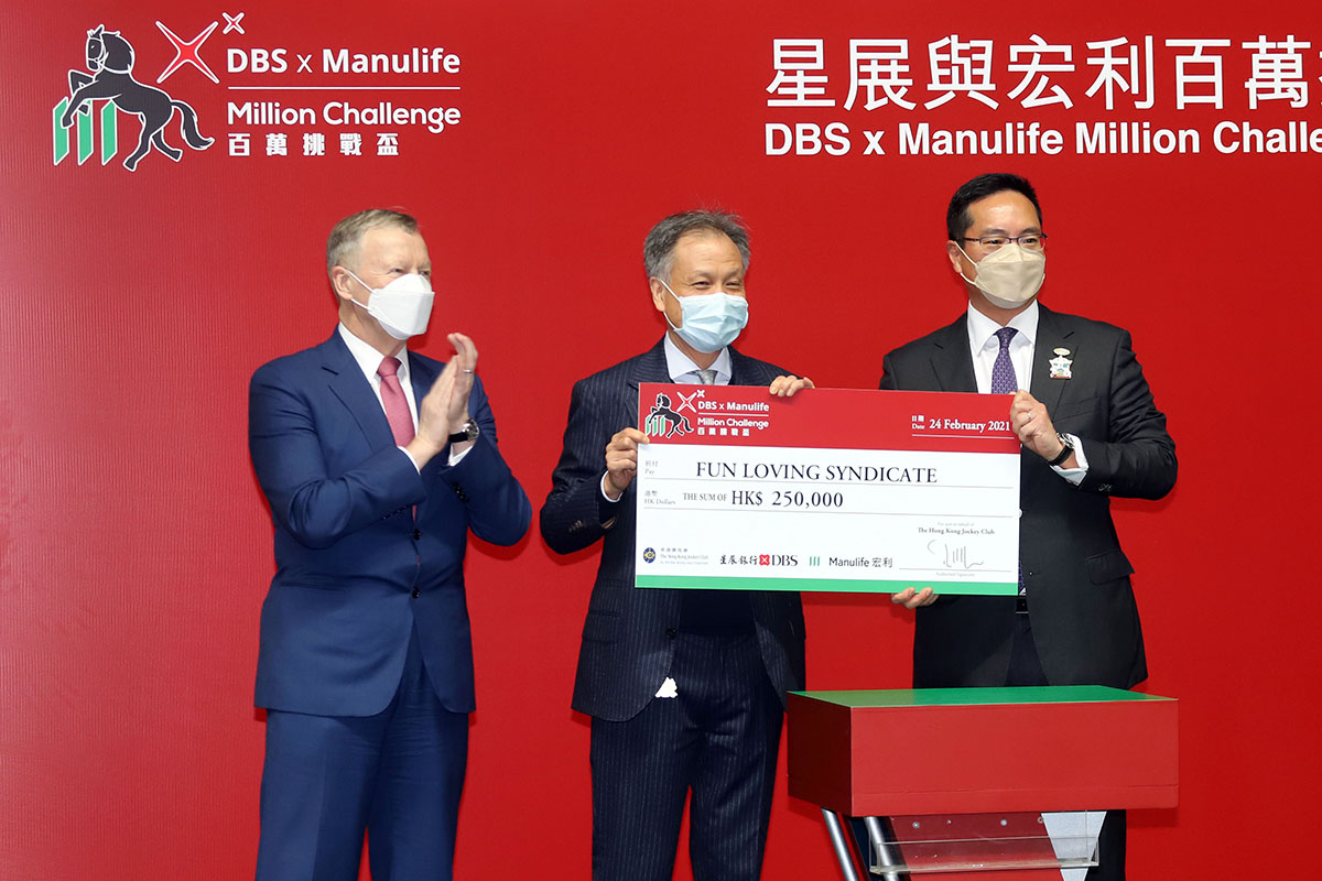 The Hong Kong Jockey Club’s CEO Winfried Engelbrecht-Bresges officiates at the presentation ceremony and presents a HK$250,000 prize cheque to Fun Loving Syndicate, owner of the DBS x Manulife Million Challenge 1st runner-up Scores Of Fun. The 2nd runner up is Flying Genius, which the owner Stella Fung Siu Wan will be awarded HK$100,000.