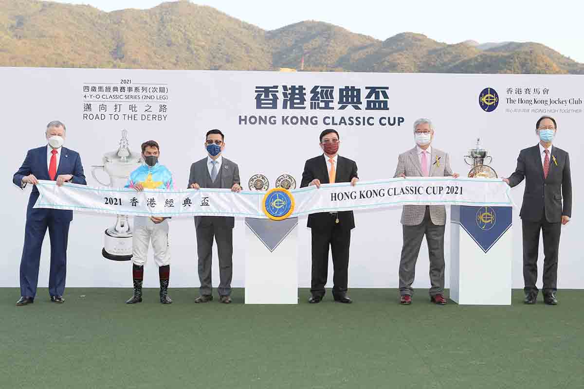 Group photo at the Hong Kong Classic Cup trophy presentation ceremony.