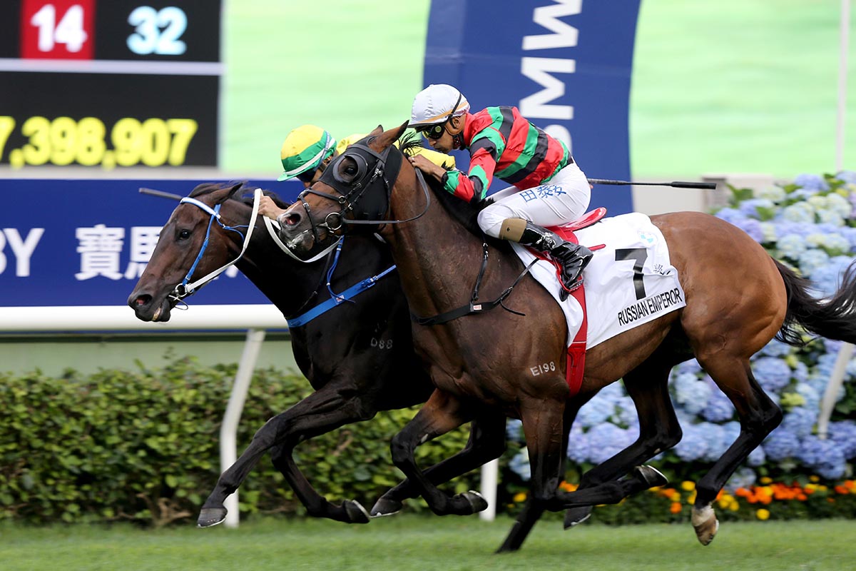 Russian Emperor (white cap) just fails to catch Sky Darci in the BMW Hong Kong Derby.
