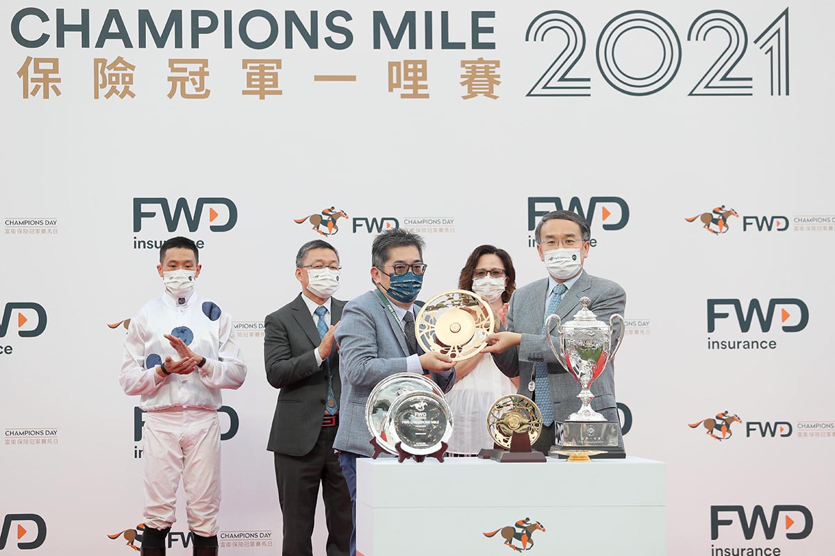 The Hon Christopher Hui Ching-yu JP, Secretary for Financial Services and the Treasury of the HKSAR Government, presents the winning trophy and gold-plated dishes to Golden Sixty’s owner Stanley Chan Ka Leung, trainer Francis Lui and jockey Vincent Ho.