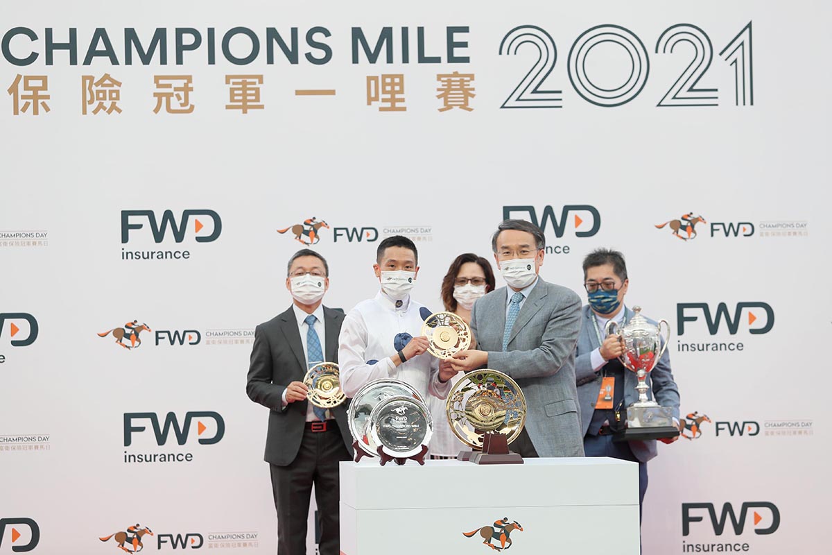 The Hon Christopher Hui Ching-yu JP, Secretary for Financial Services and the Treasury of the HKSAR Government, presents the winning trophy and gold-plated dishes to Golden Sixty’s owner Stanley Chan Ka Leung, trainer Francis Lui and jockey Vincent Ho.