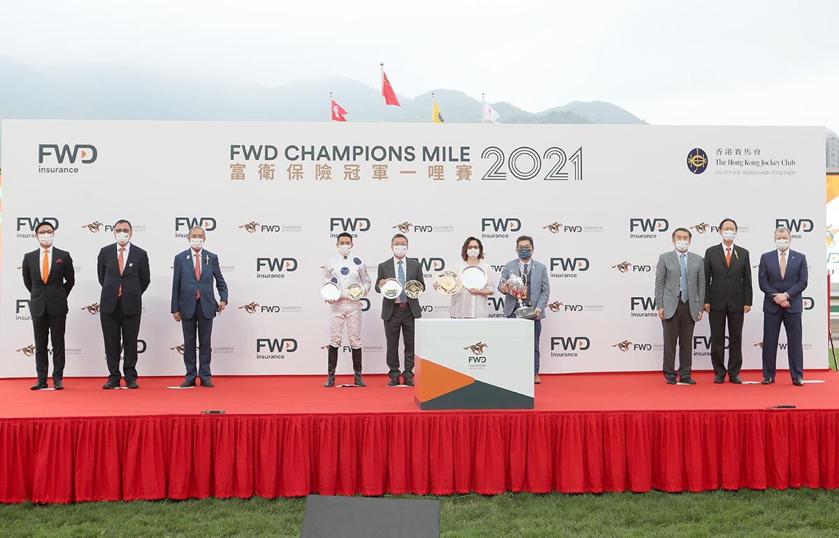Group photo at the FWD Champions Mile presentation ceremony.