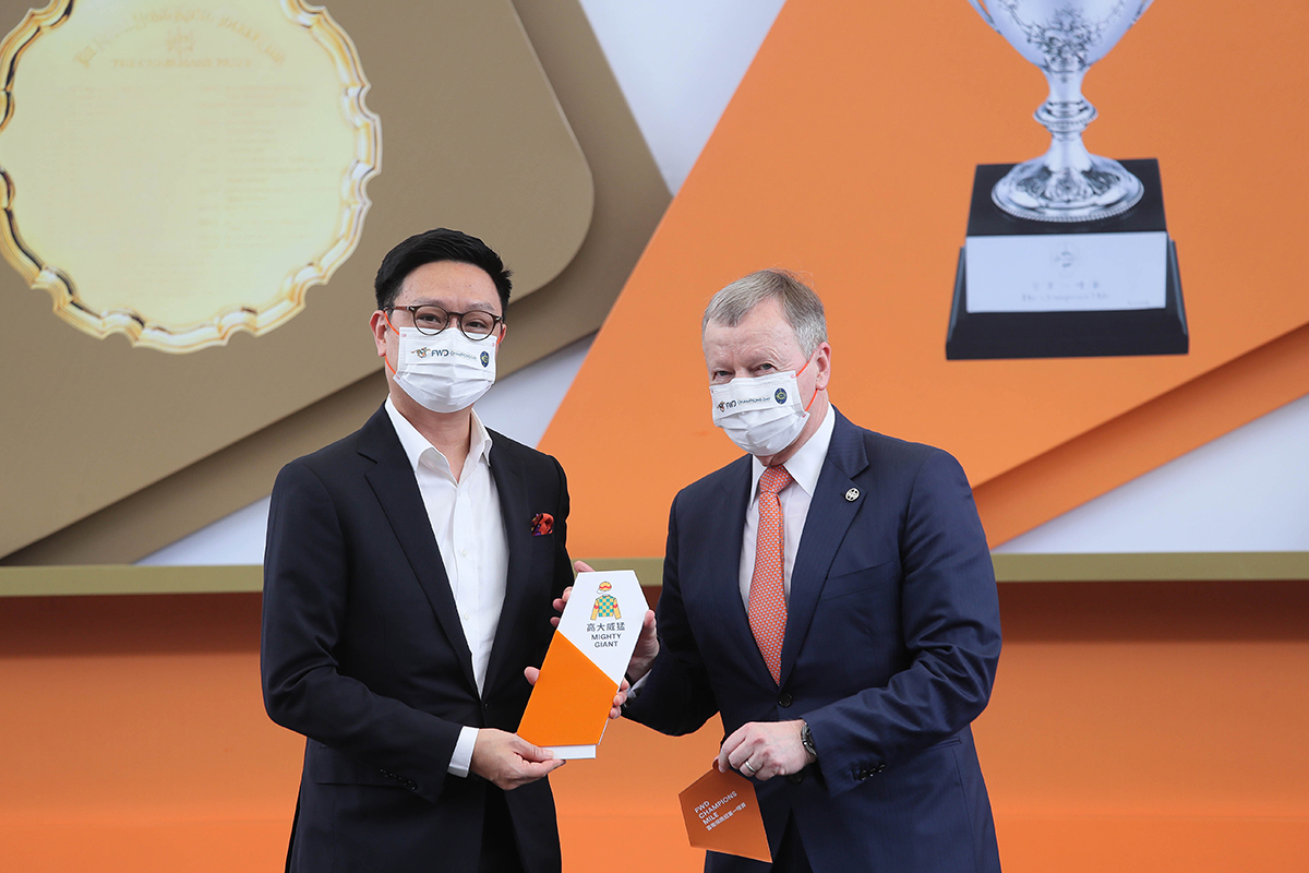 Mr Winfried Engelbrecht-Bresges, Chief Executive Officer of the HKJC, and Paul Tse (left), Chief Marketing Officer, FWD Greater China begin the barrier draw for the FWD Champions Mile.