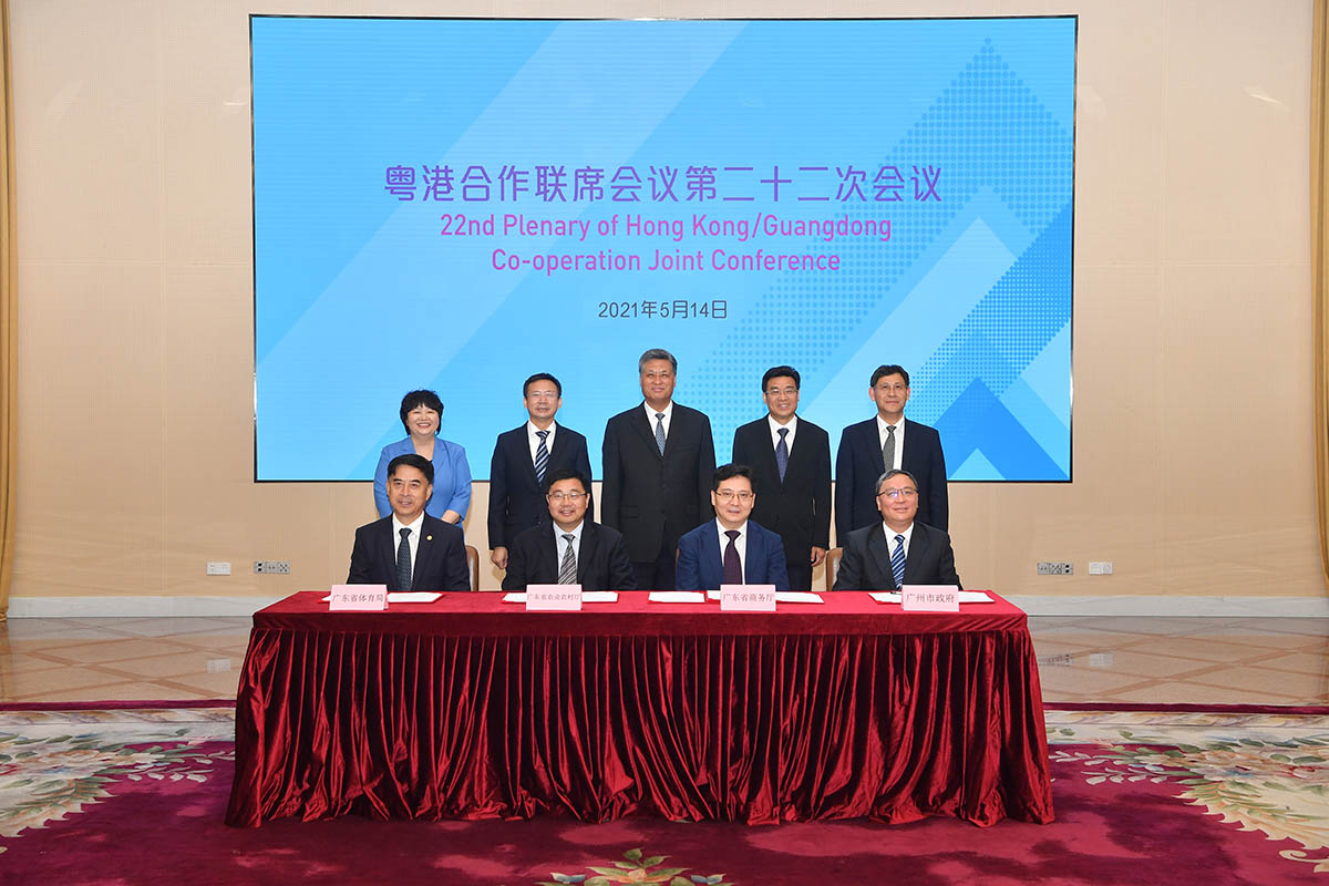 In the presence of the Governor of Guangdong Ma Xingrui (back row middle), Executive Vice Governor of Guangdong Lin Keqing (back row, second right), Vice Governor of Guangdong Zhang Xin (back row, second left), Secretary General of Guangdong Ye Niuping (back row, first right) and Director of Hong Kong and Macao Affairs Office of Guangdong Li Huanchun (back row, first left), Director of Department of Agriculture and Rural Affairs of Guangdong Province Gu Xingwei (front row, second left), Executive Vice Mayor of Guangzhou Chen Zhiying (front row, first right) and Director of Sports Bureau of Guangdong Province Wang Yuping (front row, first left) sign agreements in Guangzhou to jointly take forward with HKSAR authorities and the Club the promotion and development of the equine industry in the Guangdong-Hong Kong-Macao Greater Bay Area.