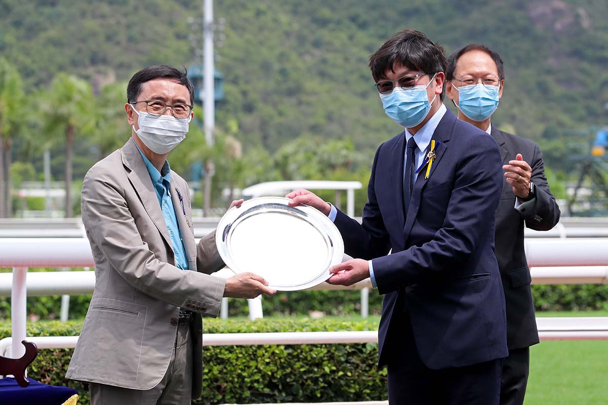 Club Steward Dr Henry Chan presents the Lion Rock Trophy and silver dishes to Sky Darci’s owner representative, winning trainer Caspar Fownes and jockey Joao Moreira.