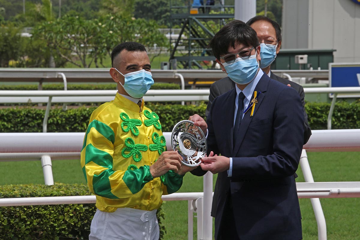 Club Steward Dr Henry Chan presents the Lion Rock Trophy and silver dishes to Sky Darci’s owner representative, winning trainer Caspar Fownes and jockey Joao Moreira.