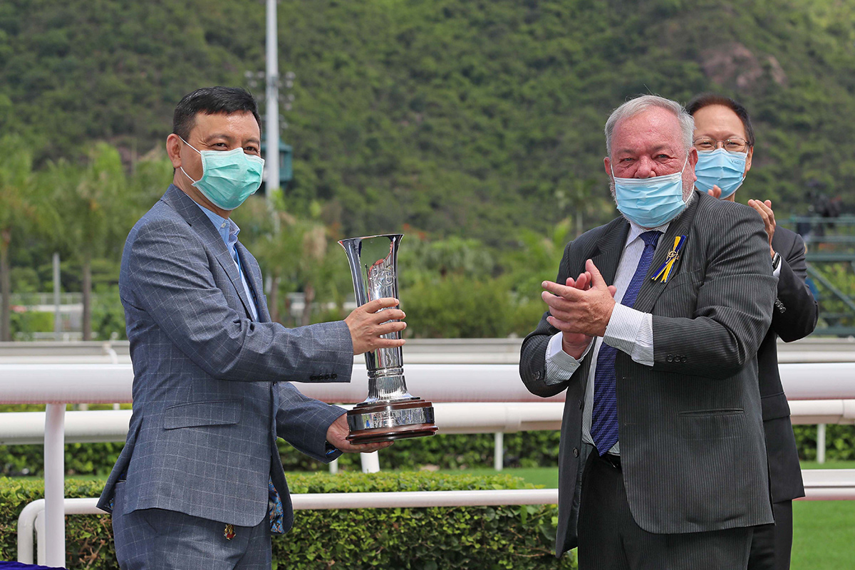 HKJC Steward Nicholas Hunsworth (right) presents the Sha Tin Vase trophy and silver dishes to Courier Wonder’s Owner Chadwick Mok Cham Hung, trainer John Size and jockey Joao Moreira.