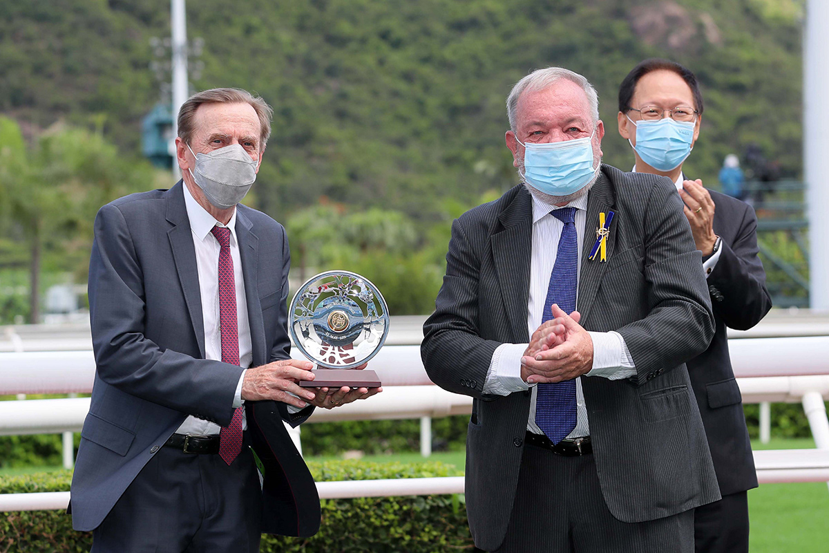 HKJC Steward Nicholas Hunsworth (right) presents the Sha Tin Vase trophy and silver dishes to Courier Wonder’s Owner Chadwick Mok Cham Hung, trainer John Size and jockey Joao Moreira.