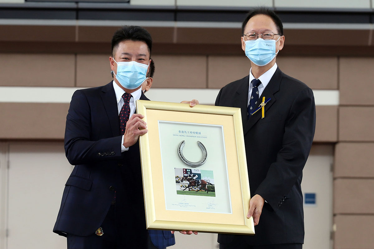 Kirk Wong, the son of Exultant’s Owner, Eddie Wong, presents a framed Exultant horseshoe to Club Chairman Philip Chen.