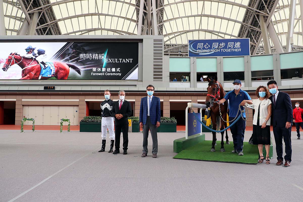Club Chairman Philip Chen, CEO Winfried Engelbrecht-Bresges, the Wong family, trainer Tony Cruz and jockey Zac Purton pose for a photo with Exultant.