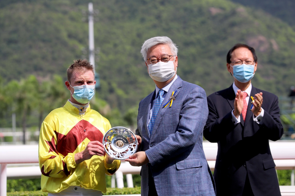 HKJC Steward Dr Silas Yang presents the Premier Plate trophy and silver dishes to the owner representative of Southern Legend, trainer Caspar Fownes and jockey Zac Purton.