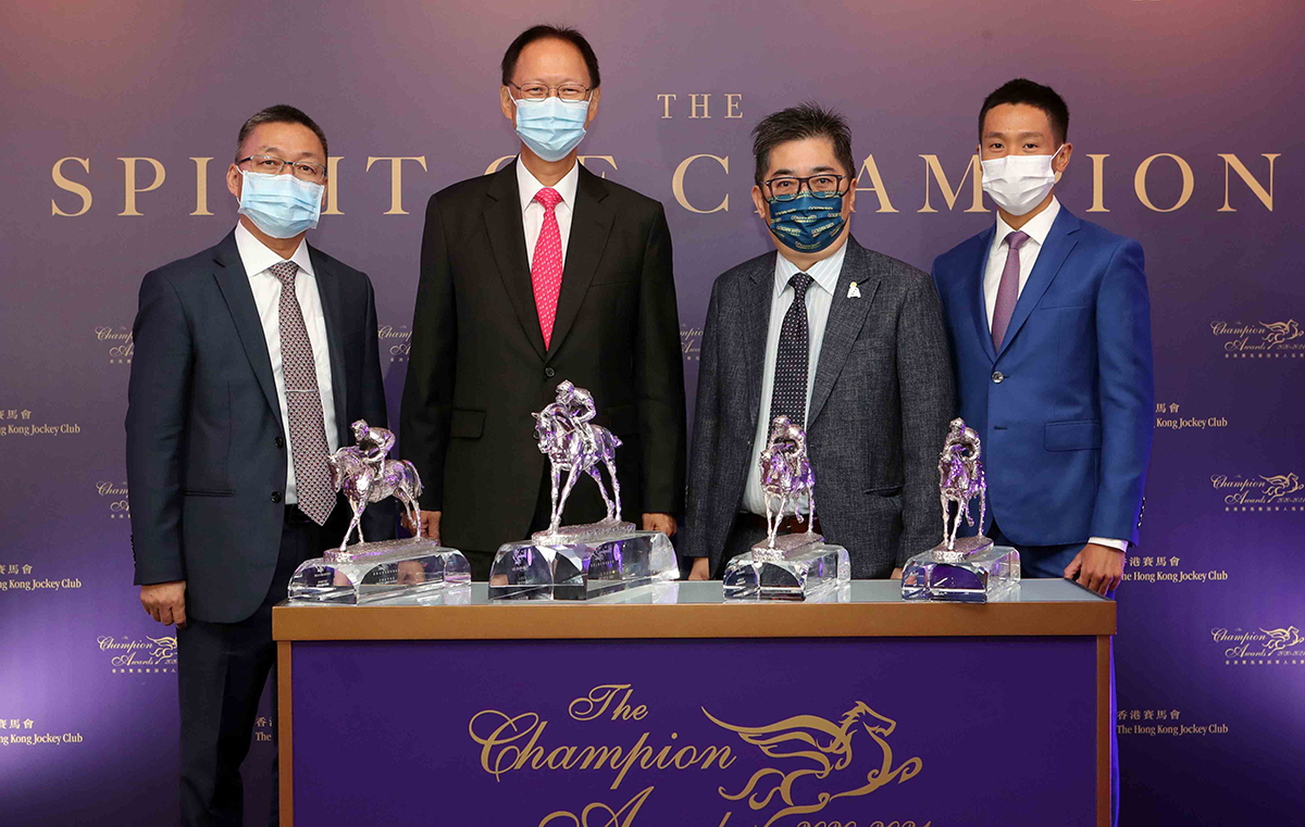 Golden Sixty is crowned Horse of the Year: Mr. Philip Chen, Chairman of The Hong Kong Jockey Club, presents the trophy to owner Stanley Chan Ka Leung; the owner is accompanied by trainer Francis Lui and jockey Vincent Ho.