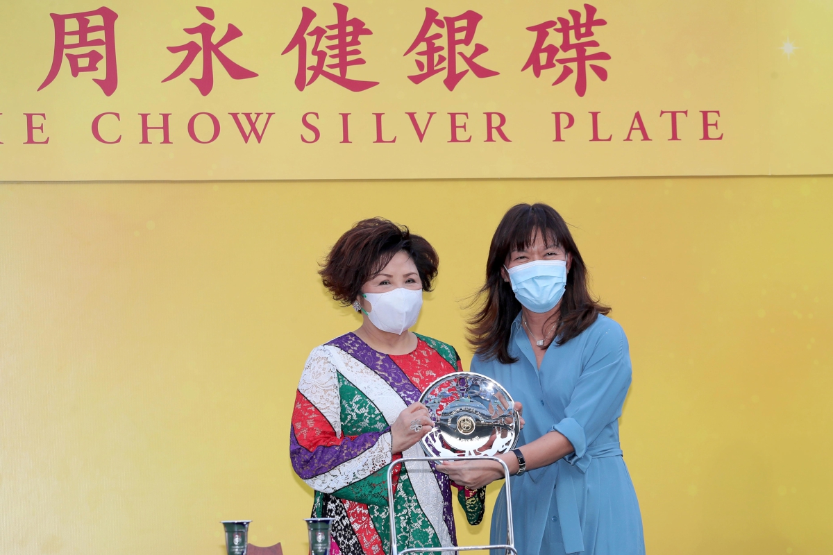 Beauty Fit wins The Chow Silver Plate for Owner Beauty Fit Syndicate, Trainer John Size and Jockey Joao Moreira. Mrs Susan Chow presents the Silver Plate to the winning Owner.