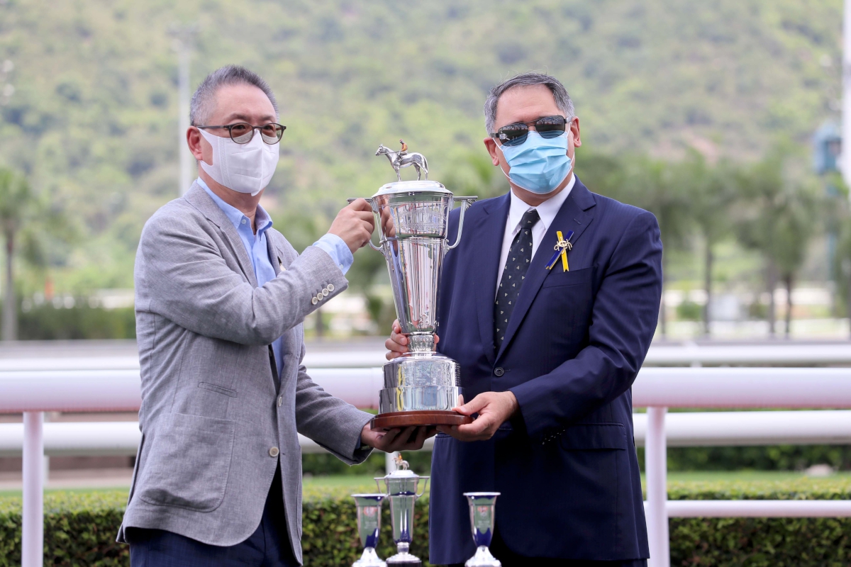California Spangle wins the Pearce Memorial Challenge Cup for owner Howard Liang Yum Shing, Trainer Tony Cruz and Jockey Neil Callan. Mr Lester Huang, a Steward of the Hong Kong Jockey Club, presents the Cup to the winning Owner.
