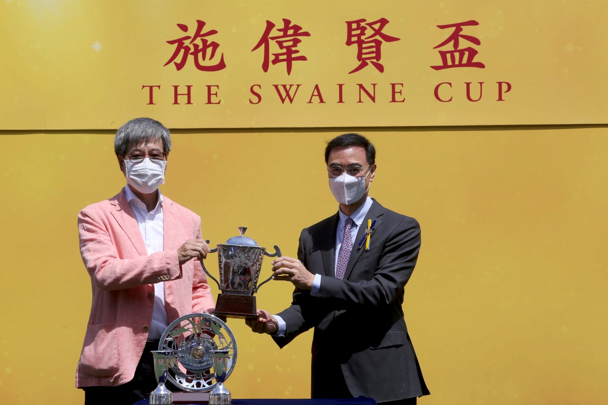 Breeze Of Spring wins The Swaine Cup for Owners Mr & Mrs Edward Hung, Grace Hung and Doris Hung, Trainer Caspar Fownes and Jockey Joao Moreira. Mr Michael Lee, Deputy Chairman of the Hong Kong Jockey Club, presents the Cup to the winning Owner.